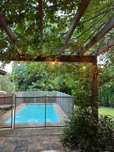 a swimming pool in a backyard with a pergola at Die Ville VGB in Villa General Belgrano
