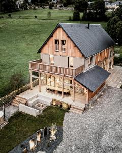 una vista aerea di una grande casa in legno di Chalet Casteret-15 couchages-brasero-bain nordique a Guchan