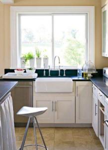 a kitchen with a sink and a window at Apartamento encantador in La Victoria