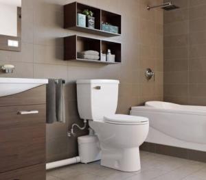 a bathroom with a toilet and a tub and a sink at Apartamento encantador in La Victoria
