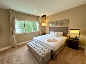 En eller flere senge i et værelse på Luxury Home 7 Min Disney Universal 3BR4BA - Hot Tub + 21 billeder