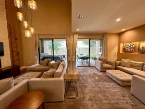 Et opholdsområde på Luxury Home 7 Min Disney Universal 3BR4BA - Hot Tub