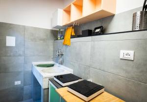 Ai Pelaghi Vespa Dream في ليفورنو: مطبخ صغير مع حوض ومكتب +50 صورة