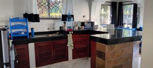 Kuchyň nebo kuchyňský kout v ubytování Royal Palms Apartment A2