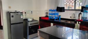 Kuchyň nebo kuchyňský kout v ubytování Royal Palms Apartment A2