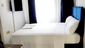 Postel nebo postele na pokoji v ubytování Royal Palms Apartment A2