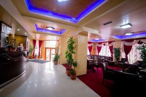 a lobby with a waiting area with chairs and tables at Hotel Havana in Constanţa