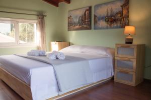 Una cama o camas en una habitación de Noradia and Ginfred villas Corfu