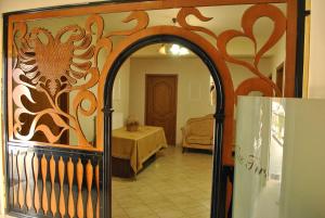 un corridoio con porta aperta per una camera da letto di Hotel The First a Gjirokastër