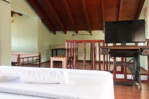 Una televisión o centro de entretenimiento en Noradia and Ginfred villas Corfu