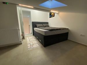 una camera con un letto e un soffitto blu di Apartman Izvor tišine a Divčibare