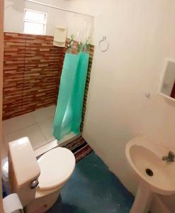 een badkamer met toilet en wastafel bij Casinha Guiné in Morro de São Paulo