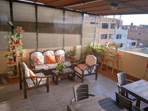 Rõdu või terrass majutusasutuses Hospedaje turístico Peruvian Wasi