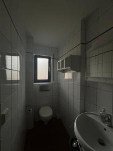 マールベルクにあるHaus in Mahlberg - Erd- und Dachgeschossのトイレ、洗面台、窓のあるバスルーム