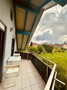 マールベルクにあるHaus in Mahlberg - Erd- und Dachgeschossの景色を望むバルコニー(テーブル、椅子付)