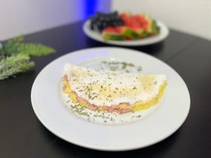 圣保罗Urban Nomad Hostel and Food Av Paulista的一张桌子上白板上的一块食物