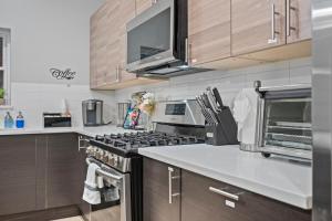 ピッツバーグにあるSteel City Getaway w/City Viewのコンロと電子レンジ付きのキッチン