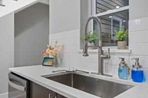 ピッツバーグにあるSteel City Getaway w/City Viewのキッチン(ステンレス製のシンク、窓付)