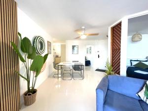 Et opholdsområde på Surfers Beachfront Family Retreat