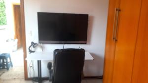 TV a/nebo společenská místnost v ubytování Alugo quarto com internet