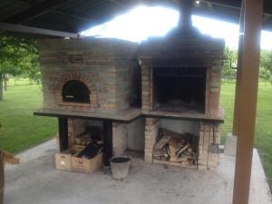 zewnętrzny piec ceglany z kłodami w obiekcie Casa Rural Garabilla w mieście Santa Coloma