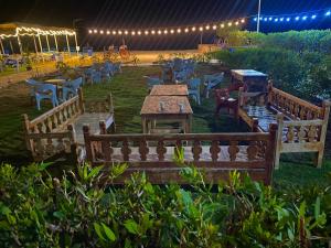 Jazirat Alqarn Hostel外面的花园