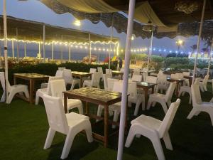 Jazirat Alqarn Hostel餐厅或其他用餐的地方
