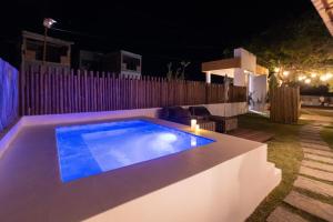 a swimming pool in a backyard at night at Vila Bento - Casas com conforto e sofisticação in Icaraí