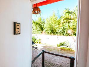 Una puerta a un porche con un número. en Pousada Sol Nascente, en Ubatuba 143 fotos más