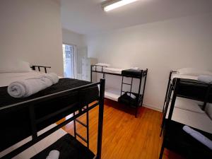 圣保罗Urban Nomad Hostel and Food Av Paulista的一间房间,设有三张双层床