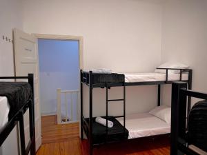 Urban Nomad Hostel and Food Av Paulista客房内的一张或多张床位
