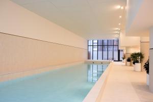 una piscina vacía en un edificio con piscina en Metropolitan Muse, en Melbourne