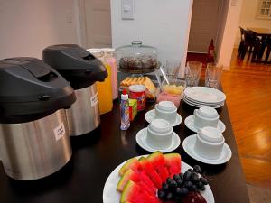 圣保罗Urban Nomad Hostel and Food Av Paulista的桌子上放有果盘的桌子