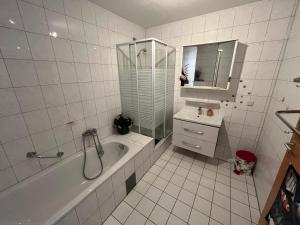 Koupelna v ubytování Schönes Haus mit 4 Schlafzimmer Küche Bad WC & Wohnzimmer 2 Parkplätze