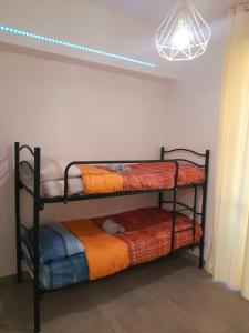 2 beliches num quarto com luz em -L' Oasi Del Turista, Room 4- CENTRAL STATION em Milão