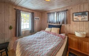 Un dormitorio con una cama en una cabaña de madera. en Stunning Home In Sjusjøen With Sauna, en Sjusjøen