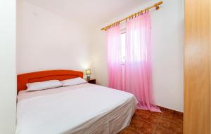 Ένα ή περισσότερα κρεβάτια σε δωμάτιο στο Amazing Apartment In Gornji Karin
