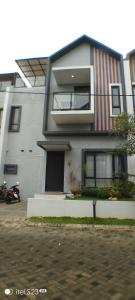 a house with a flag on the side of it at Villa Kenangan in Tlekung