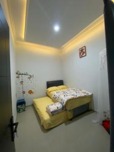 a small bedroom with a bed in a room at Villa Kenangan in Tlekung