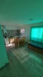 La EstanciaにあるCabañas Vista Ensueñoのベッドとテーブルと椅子のある部屋 +39枚の写真