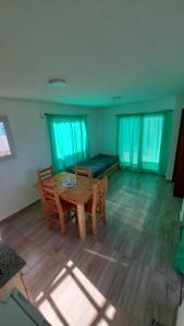 La EstanciaCabañas Vista Ensueño的带木桌和沙发的客厅