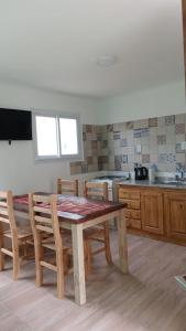 La EstanciaCabañas Vista Ensueño的厨房配有木桌和桌椅