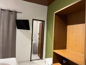 VILA LITORANEA Hotel的电视和/或娱乐中心