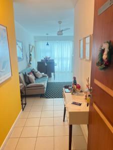 una sala de estar con un sofá y una mesa en Maravilhoso Flat, en Río de Janeiro