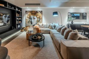una sala de estar con un sofá grande y una pintura de una mujer en Haven House at Hamilton Island, en Hamilton Island