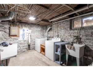 une cuisine avec deux appareils blancs dans un mur de briques dans l'établissement Lyndale Oasis, à Minneapolis 33 autres photos