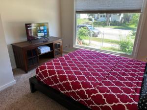 une chambre avec un lit et une grande fenêtre dans l'établissement Lyndale Oasis, à Minneapolis