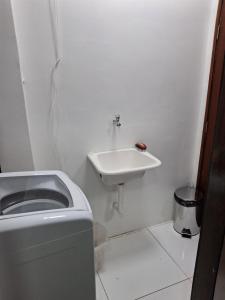 ヴィトーリアにあるApartamento na Praia do cantoの洗面台とトイレを備えた白いバスルーム