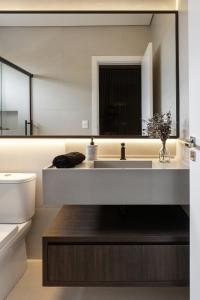 a bathroom with a sink and a toilet at Apto novo e confortável em Canto Grande, Bombinhas in Bombinhas