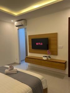 Televisyen dan/atau pusat hiburan di Spacious & Comfortable 4BR Private Pool Villa